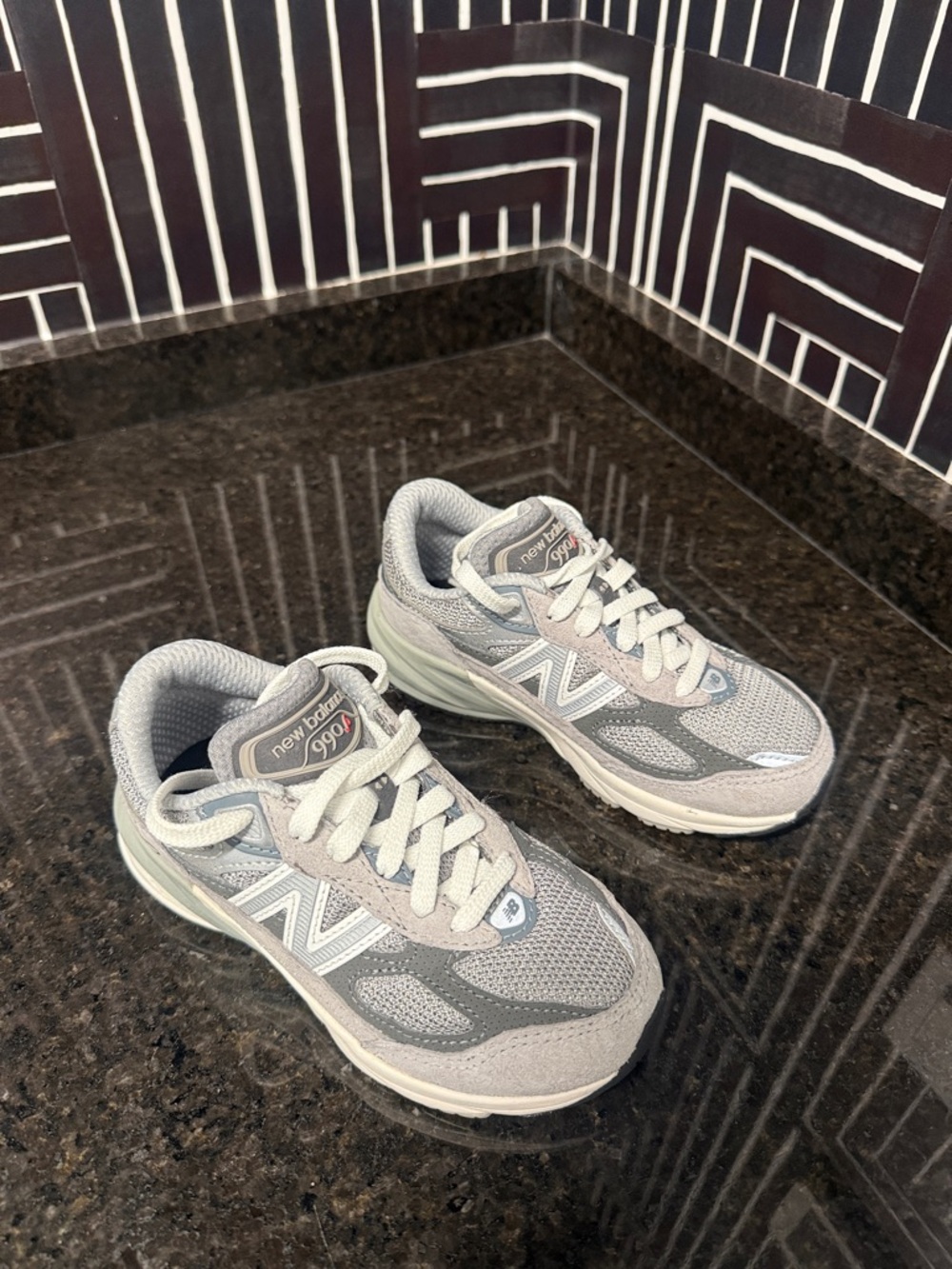 New Balance Grey Mesh and Suede 990v1 Casual Sneakers